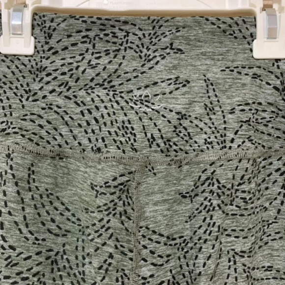 Beyond Yoga Jungle Fern Spacedye Capri Legging Size Medium - Picture 4 of 6